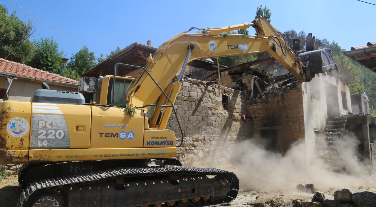 Yangında evi yanmıştı! Zümrüt annenin yaraları sarılıyor